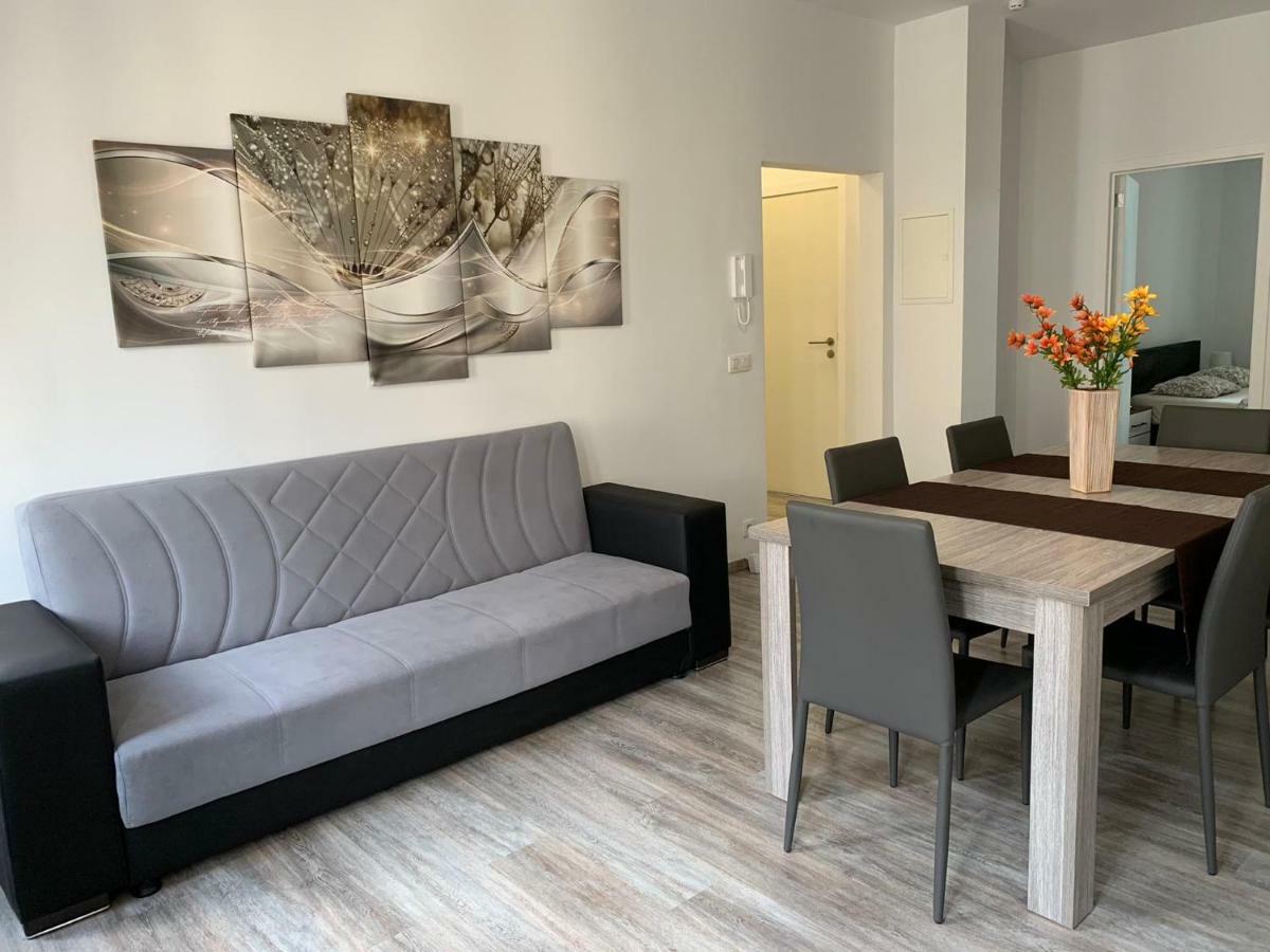 Modern Second Floor Apartment *